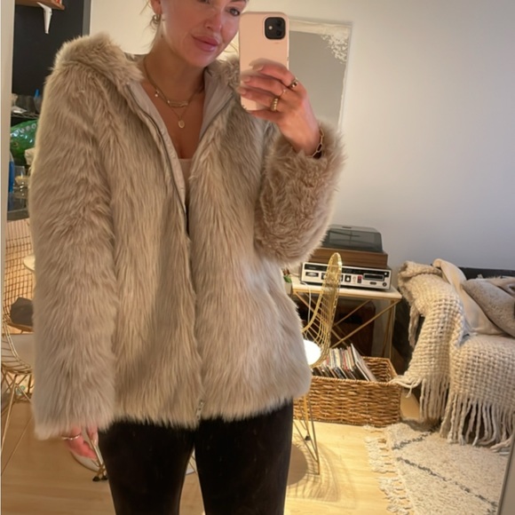 BB Dakota faux fur jacket with hood - Picture 3 of 5